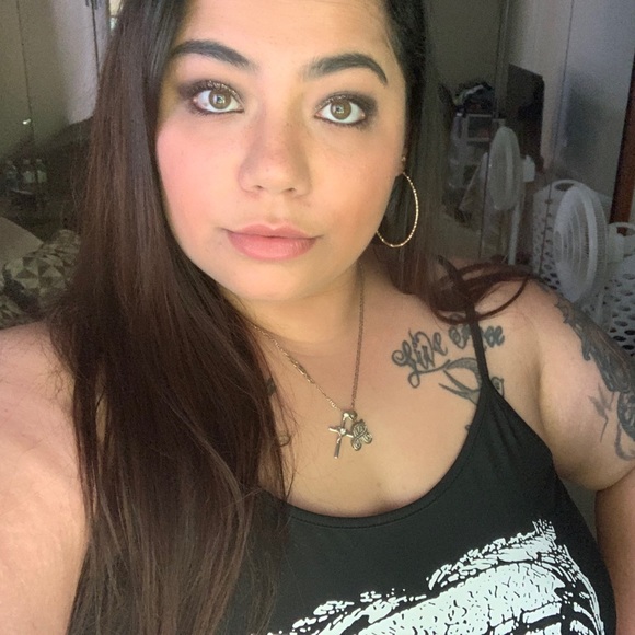 Meet your Posher, Alyssa - Picture 1 of 7